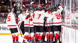 Kanada oslavuje víťazstvo nad Lotyšskom.