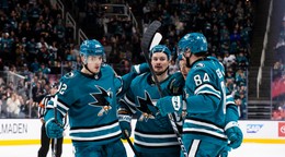 Pavol Regenda sa teší so spoluhráčmi po strelení gólu.