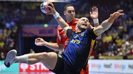 Švédsky hádzanár Oscar Bergendahl strieľa v zápase II. skupiny hlavnej fázy Švédsko - Maďarsko