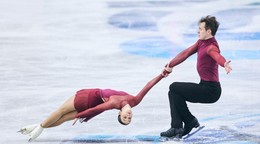 Reprezentanti Maďarska Maria Pavlovová a Alexei Sviatčenko predvádzajú špirálu smrti. Tento prvok možno tiež zmizne zo súťaží.