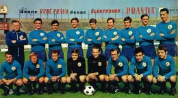 ŠK Slovan Bratislava v jeho najslávnejších časoch. Tréner Michal Vičan je hore (prvý zľava).