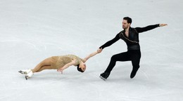 Deanna Stellatová-Dudeková a Maxime Deschamps v krátkom programe športových dvojíc na ZOH v Miláne.