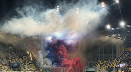 Na snímke dym z pyrotechniky, ktorý spôsobil prerušenie zápasu 19. kola Niké ligy FC DAC 1904 Dunajská Streda - ŠK Slovan.