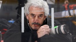 Slávny hokejový fotograf Bruce Bennett.