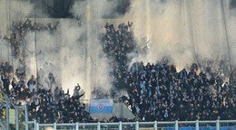 Na snímke futbaloví fanúšikovia Slovana povzbudzujú počas zápasu 19. kola Niké ligy FC DAC 1904 Dunajská Streda - ŠK Slovan Bratislava v Dunajskej Strede v sobotu 7. februára 2026. 