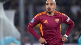 Hráč AS Rím Donyell Malen sa teší z gólu