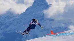 Lindsey Vonnová a jej pád v zjazde žien na ZOH 2026. 