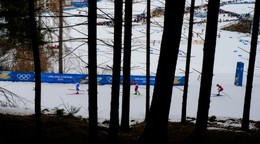 Bežci počas pretekov na ZOH 2026. 