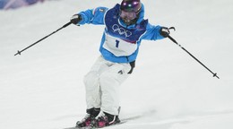 ONLINE: Nikola Fričová dnes ide skikros v akrobatickom lyžovaní na ZOH 2026.