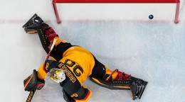 Nemecký brankár Grubauer po góle Olivera Okuliara na ZOH v Miláne.