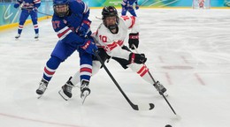 Abbey Murphyová a Sarah Fillierová počas finálového zápasu na ZOH 2026 USA-Kanada.