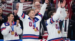Americkí hokejisti oslavujú zlaté medaily
