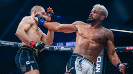 Brito zasahuje Paradeisera úderom z otočky.