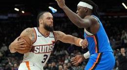 Hráč Phoenixu Dillon Brooks (vľavo)