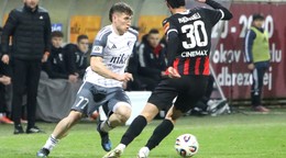 Na snímke zľava Peter kováčik (Podbrezová) a Luka Khorkheli (Trnava) počas zápasu štvrťfinále Slovnaft Cupu FK Železiarne Podbrezová - FC Spartak Trnava.