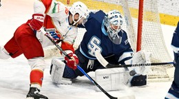 Jakub Sukeľ (L. Mikuláš) a brankár Jaroslav Janus (Slovan) v 1. zápase štvrťfinále play off hokejovej Tipsport Ligy medzi Slovanom a Liptovským Mikulášom.
