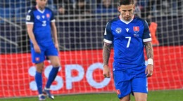 Na snímke slovenskí futbalisti Tomáš Suslov (vpravo) a Denis Vavro počas semifinále európskej baráže MS 2026 Slovensko - Kosovo v Bratislave.