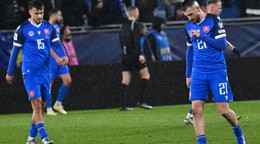 Na snímke slovenskí futbalisti Matúš Bero (vpravo) a David Strelec počas semifinále európskej baráže MS 2026 Slovensko - Kosovo v Bratislave.