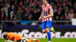 Julian Alvarez a ležiaci  Antonin Kinský. 