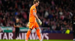 Brankár Tottenhamu Antonín Kinský odchádza z ihriska po striedaní počas prvého zápasu osemfinále Ligy majstrov Atletico Madrid - Tottenham Hotspur.