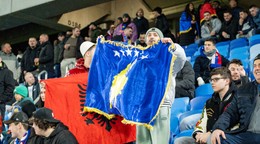Fanúšikovia Kosova pred zápasom Slovensko - Kosovo v baráži MS 2026 v Bratislave na Tehelnom poli.