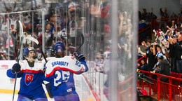 Slovenskí hokejisti do 18 rokov oslavujú gól v zápase proti Fínsku na majstrovstvách sveta hráčov do 18 rokov v Trenčíne.