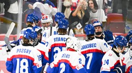 Radosť hráčov Slovenska po vyhratom zápase Slovensko – Dánsko a postupe do semifinále majstrovstiev sveta hráčov do 18 rokov.