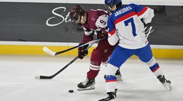 Na snímke vpravo hráč Slovenska Michal Jakubec a hráč Lotyšska Ricards Rutkis počas hokejového zápasu A- skupiny Slovensko – Lotyšsko na majstrovstvách sveta hráčov do 18 rokov IIHF 2026 v Trenčíne v pondelok 27. apríla 2026. FOTO TASR - Lukáš Grinaj

- Slovensko
- SR
- SK
- hokej
- šport
- Trenčín
- TNX 
- hráči
- do
- 18
- rokov
- MS
- Majstrovstvá 
- sveta 
- A
- skupina