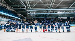 Hráči Nitry oslavujú s fanúšikmi