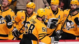 Kris Letang oslavuje gól so spoluhráči