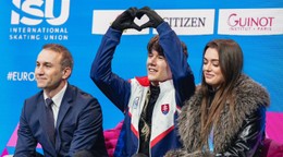 Adam Hagara a sestra a trénerka Alexandra Hagarová na majstrovstvách Európy v Sheffielde. Vľavo šéf zväzu Peter Majerník.