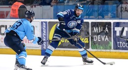 Róbert Varga (Slovan) a Marko Stacha (Nitra) bojujú o puk v druhom zápase finále play off Tipsport extraligy HK Nitra - Slovan Bratislava.