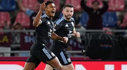 Hráči Aston Villy oslavujú gól