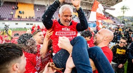 Radosť trénera Juraja Jarábeka po postupe Banskej Bystrice do najvyššej súťaže.