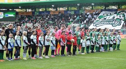 Nástup pred zápasom žien Prešov - Myjava.