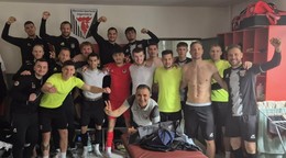 Víťazná fotka z kabíny MŠO Štúrovo po výhre nad FC Nádszeg.