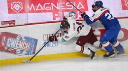 Na snímke vpravo kapitán Slovenska Adam Goljer a hráč Lotyšska Magnuss Avotins počas hokejového zápasu Slovensko – Lotyšsko v semifinále na 2026 IIHF Majstrovstvách sveta hráčov do 18 rokov v piatok 1. mája 2026 v Trenčíne. FOTO TASR - Lukáš Grinaj

- Slovensko
- SR
- SK
- Trenčín 
- TNX 
- šport
- hokej
- semifinále
- Lotyšsko 
- MS
- 18
- rokov 
- Majstrovstvá 
- sveta 