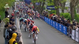 Hromadný pád v úvodnej etape pretekov Giro d'Italia 2026.