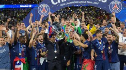 Šéf PSG  Nasser bin Ghanim Al-Khelaifi oslavuje triumf v Lige majstrov. 