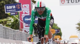Filippo Ganna počas časovky na Giro d'Italia 2026. 