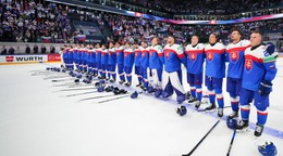 Slovenskí hokejisti počas hymny po zápase Slovensko - Nórsko na MS 2026 v hokeji.