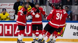 Hokejisti Kanady oslavujú gól v zápase proti Švédsku na MS v hokeji 2026. 