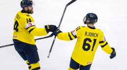 Švédski hokejisti Mattias Ekholm (vľavo) a Viggo Björck sa tešia z gólu v základnej B-skupine Dánsko - Švédsko na MS v ľadovom hokeji.