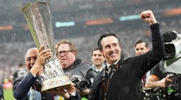 Unai Emery oslavuje triumf Aston Villy s trofejou Európskej ligy