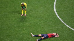 Futbalista Česka Robin Hranáč (vpravo) a hráč Juhoafrickej republiky Oswin Appollis reagujú po skončení zápasu A-skupiny Česko – Juhoafrická republika.