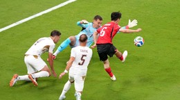Hwang In-beom z Južnej Kórey dáva prvý gól svojho mužstva v zápase s Českou republikou.