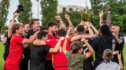 Radosť hráčov Galanty, ktorá vyhrala III. ligu Západ 2025/2026.