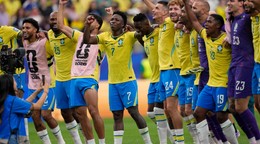 Brazílski futbalisti sa tešia po  šestnásťfinálovom zápase Brazília - Japonsko.