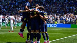 JB 68 Seattle - Bosniansky hráč Nidal Celik (vľavo) oslavuje so spoluhráčmi po tom, ako Katarčan Sultan Albrake strelil vlastný gól počas zápasu B-skupiny Bosna a Hercegovina – Katar na MS 2026 vo futbale v Seattle 24. júna 2026. FOTO TASR/AP

Bosnia's Nidal Celik, left, celebrates with teammates after Qatar's Sultan Albrake scored an own goal during the World Cup Group B soccer match in Seattle, Wednesday, June 24, 2026. (AP Photo/Lindsey Wasson)

- šport
- futbal
- MS26
- USA
- B
- skupina
- mestá
- Seattle