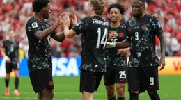 Kanadský hráč Jonathan David(vľavo) oslavuje so spoluhráčmi